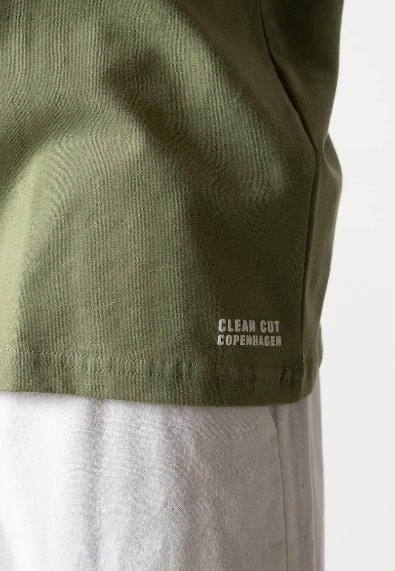 Clean Cut Copenhagen Cross organic logo t-shirt T-shirts S/S Støvet Grøn